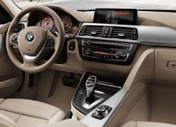 Bordcomputer eines BMW informiert den Fahrer über die Inspektion