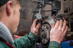 Bremsencheck in der Werkstatt - Bremsbeläge und Scheiben werden geprüft