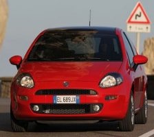 Ein roter Fiat Punto auf dem Weg in eine Werkstatt für den Bremsenwechsel