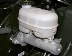Bremsflüssigkeitsbehälter und des defekten Bremskraftverstärkers im Automotor