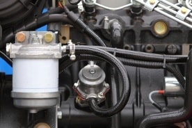 Nahaufnahme der Einspritzpumpe im Dieselmotor eines Autos
