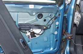 Ein defekter elektrischer Fensterheber eines Autos, der zu reparieren ist