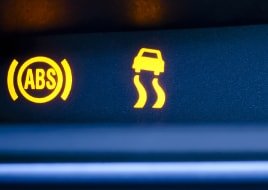 Nahaufnahme der dauerhalft leuchtenden ESP Lampe und ABS im Auto
