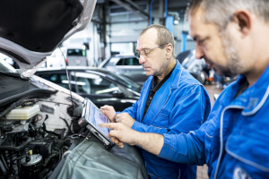 Mechaniker prüfen das Getriebesteuergerät