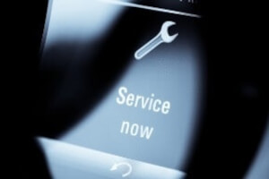 Anzeige einer fälligen Inspektion am Display Ihres Autos