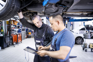 Mechaniker prüfen das Fahrzeug währen einer kleinen Inspektion