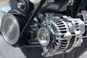 Drehende Lichtmaschine eines Autos durch schwarzen Keilriemen