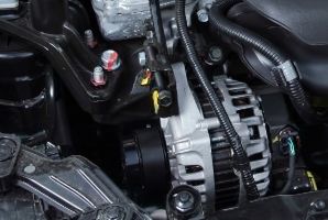 Nahaufnahme des Generators im Motor eines Autos