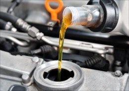 Fokus auf dem Ölwechsel im Motor eines Autos