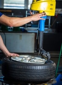 Reifenmontage: Auswuchten der Reifen in der Werkstatt