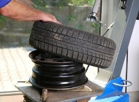 Reifenwechsel in der Fachwerkstatt: Reifen wird auf die Felge aufgezogen