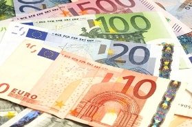 Euro-Scheine als Konzept für die Kosten der Autoglasreparatur