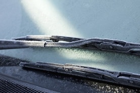 Festgefrorene Wischerblätter als ein Grund des defekten Scheibenwischermotors