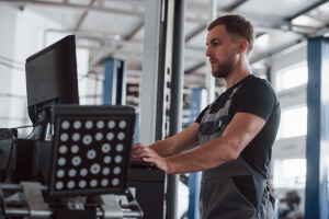 Mechaniker bei einer Messung während der Inspektion