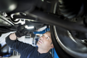 Mechaniker überprüft die Spurstange