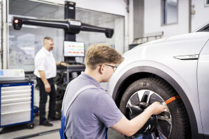 Mechaniker führt die Achsvermessungg in der Werkstatt durch.