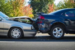 Nahaufnahme eines Autounfalls mit zwei Autos