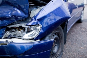 Unfallschaden an einem blauen Auto