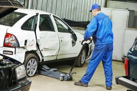 Reparatur eines Autos nach dem Unfall in einer Werkstatt