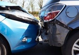 Unfallschaden bei den zwei Autos nach einem Kfz-Unfall
