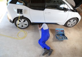 Elektroauto wird in Werkstatt repariert