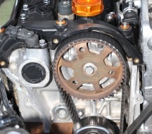 Sichtprüfung des Zahnriemens im Motor eines VW Passat vor dem Wechsel