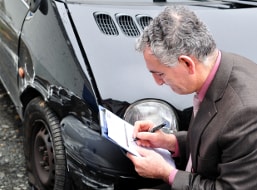 Un expert automobile dans l'évaluation de la voiture après l'évaluation en ligne du véhicule