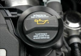 Bouchon à vis du goulot de remplissage d'huile moteur dans le moteur d'une voiture.